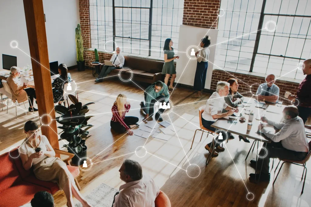 Reunión de trabajo en oficina moderna donde un equipo analiza conexiones y oportunidades de negocio.