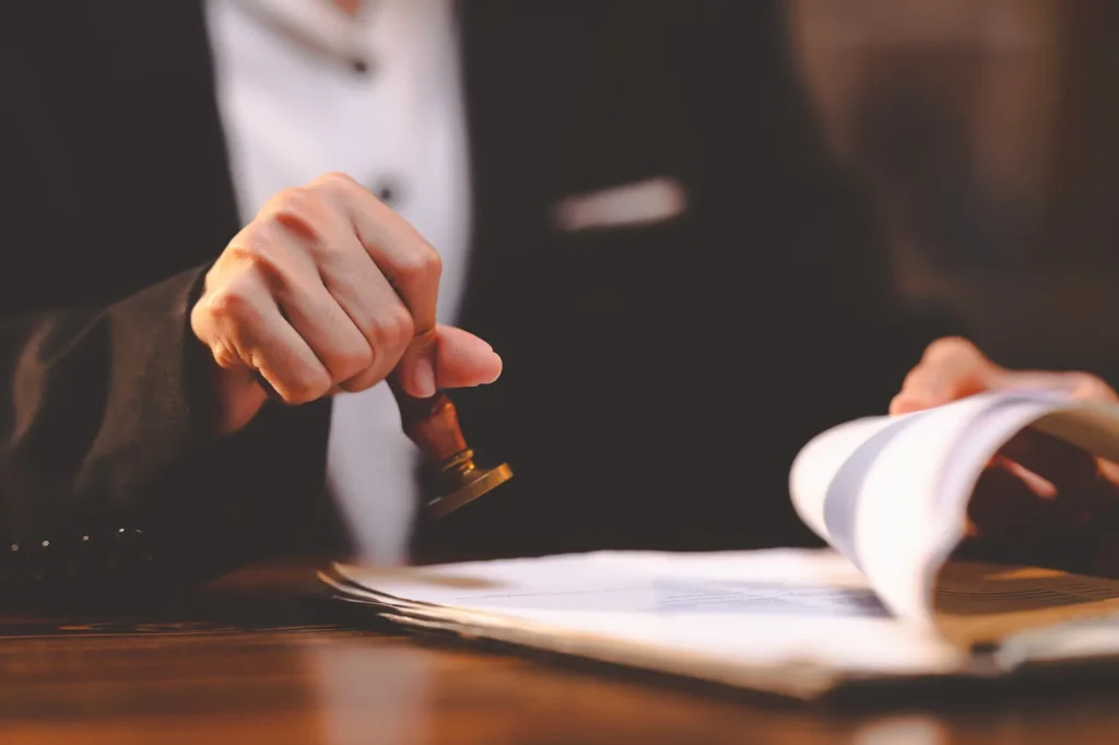 Abogado sellando documentos legales con sello oficial, representando el proceso de registro de marca en México ante el IMPI