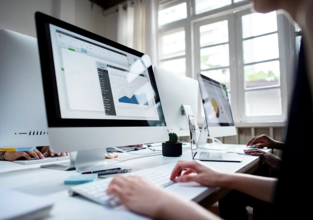 Oficina moderna utilizando software de gestión empresarial ERP para monitorear indicadores de negocio