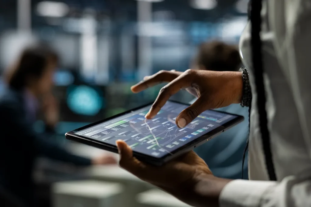 Persona utilizando una tablet con software de automatización para gestionar operaciones empresariales