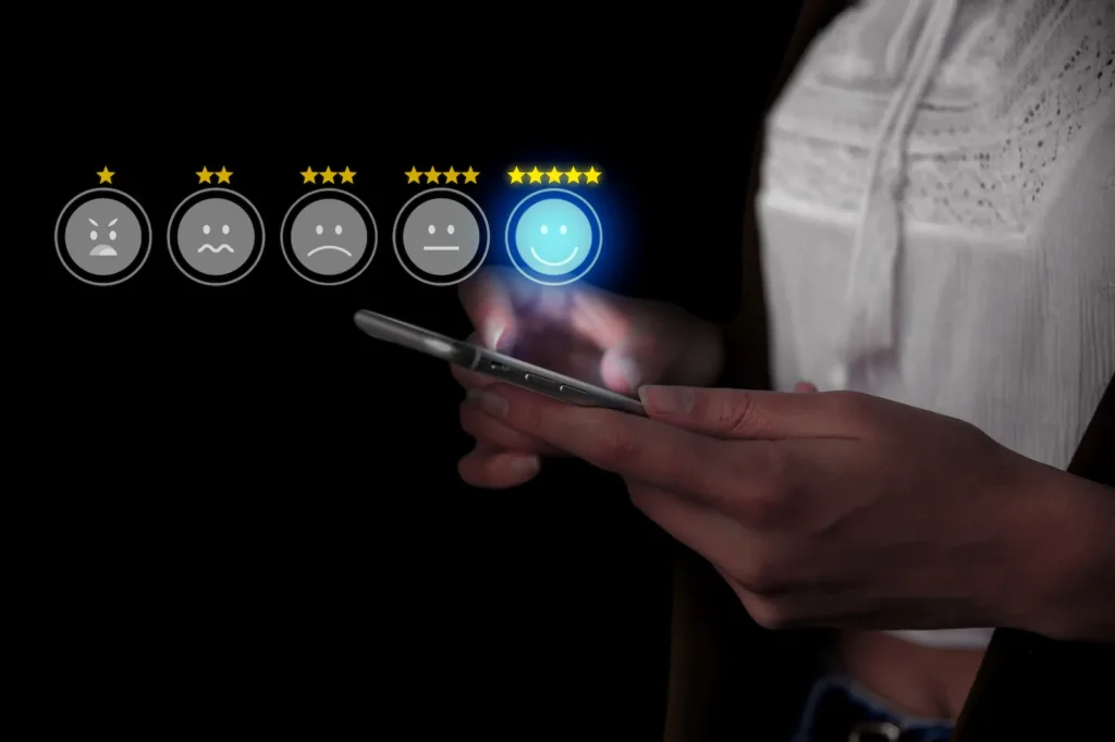Usuario escribiendo una recomendación digital en su smartphone dentro de una plataforma de evaluación de servicios.