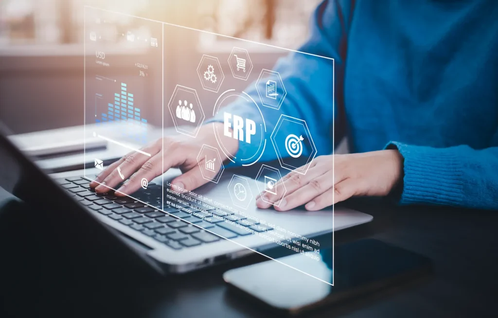 Interfaz digital de sistema ERP en laptop representando automatización de procesos empresariales como Odoo o SAP