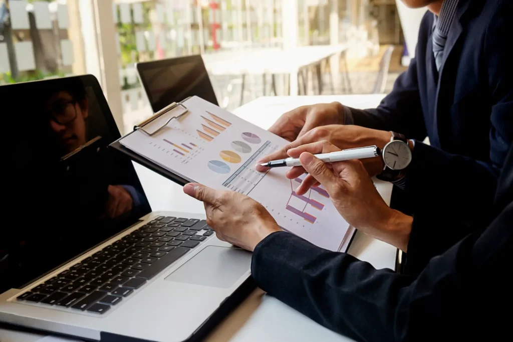 Análisis de indicadores financieros y flujo de caja en una tablet durante una reunión estratégica de negocios.