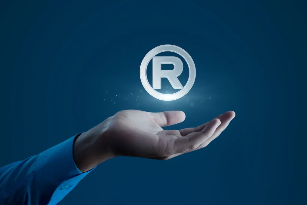 Mano sosteniendo símbolo de marca registrada representando protección de marca en España