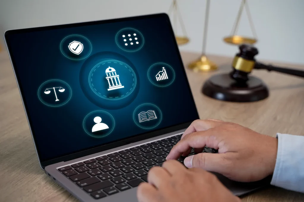 Laptop con iconos digitales de protección legal y propiedad intelectual en línea