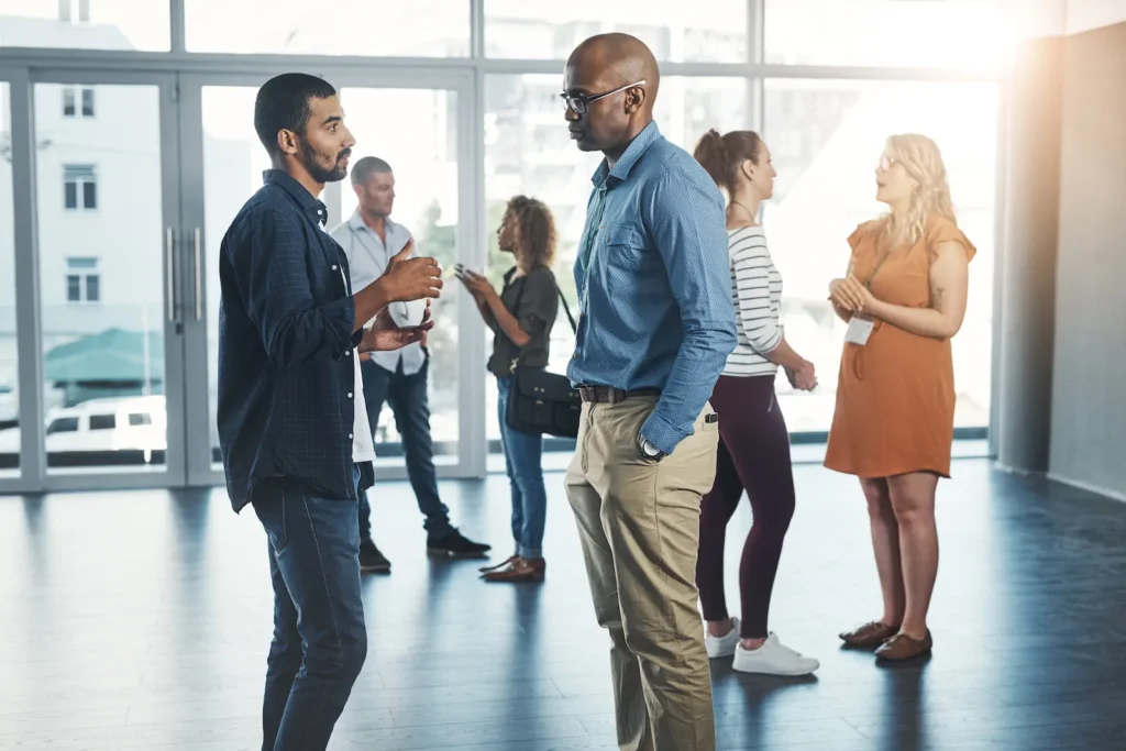 Profesionales interactuando y creando nuevas conexiones en un encuentro empresarial