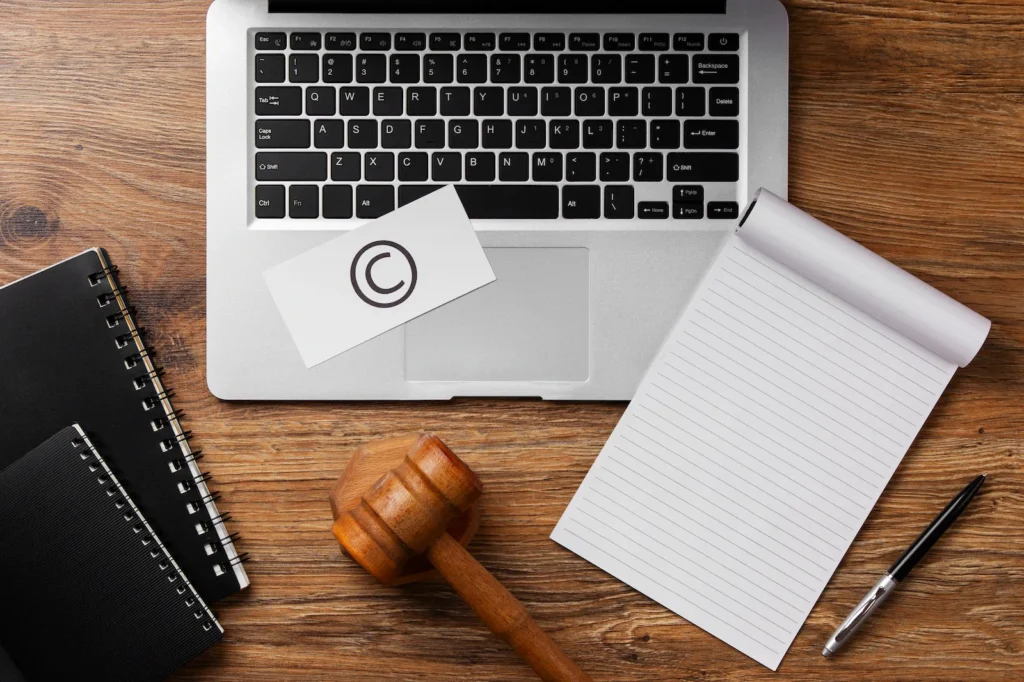 Escritorio con laptop, mazo legal y símbolo de copyright relacionado con registro de propiedad intelectual