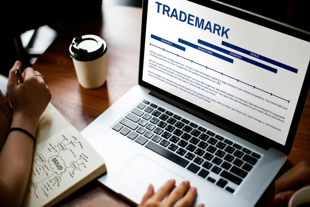 Computadora portátil mostrando un documento de registro de trademark para proteger una marca en España