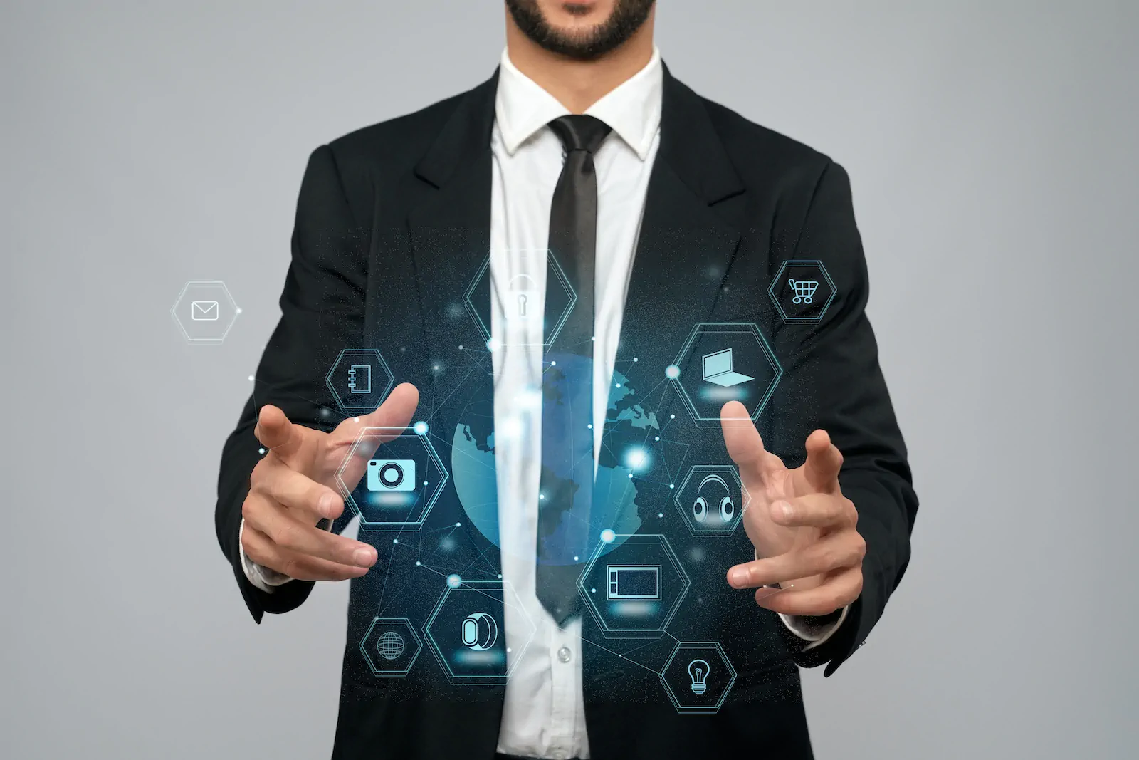 Ejecutivo interactuando con interfaces digitales que representan automatización y transformación digital en empresas