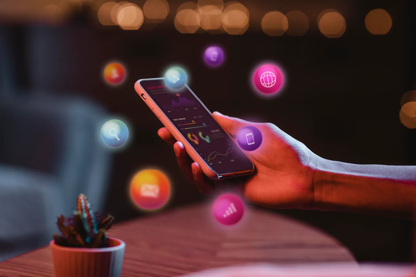 Uso de smartphone para gestionar redes sociales y campañas de marketing digital para pequeñas empresas